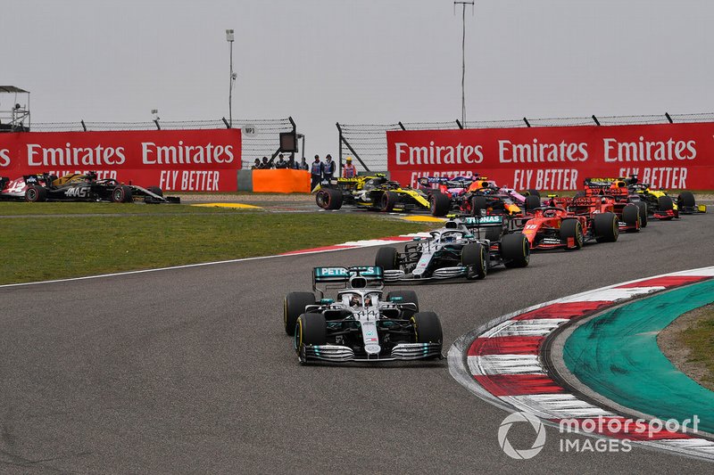 Lewis Hamilton, Mercedes AMG F1 W10, precede Valtteri Bottas, Mercedes AMG W10, Charles Leclerc, Ferrari SF90, Sebastian Vettel, Ferrari SF90, Max Verstappen, Red Bull Racing RB15, e il resto del gruppo, alla partenza