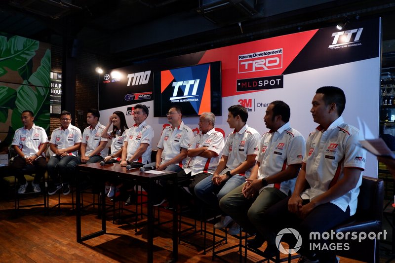 Para pembalap Toyota Team Indonesia bersama President Director TRD Indonesia Toshio Obara, Executive General Manager PT Toyota-Astra Motor, Franciscus Soerjopranoto, dan Direktur Toyota Team Indonesia, Memet Djumhana