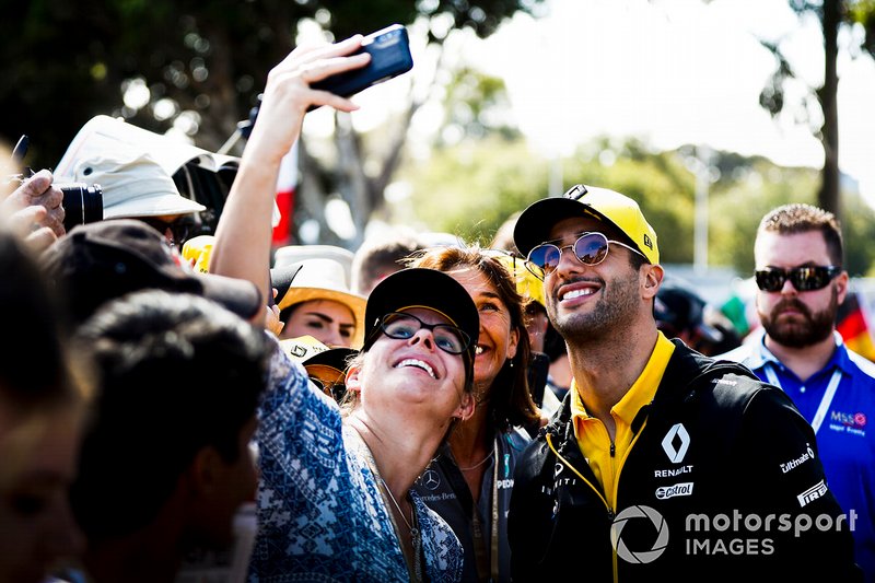 Daniel Ricciardo, Renault poses for a selfie with a fan