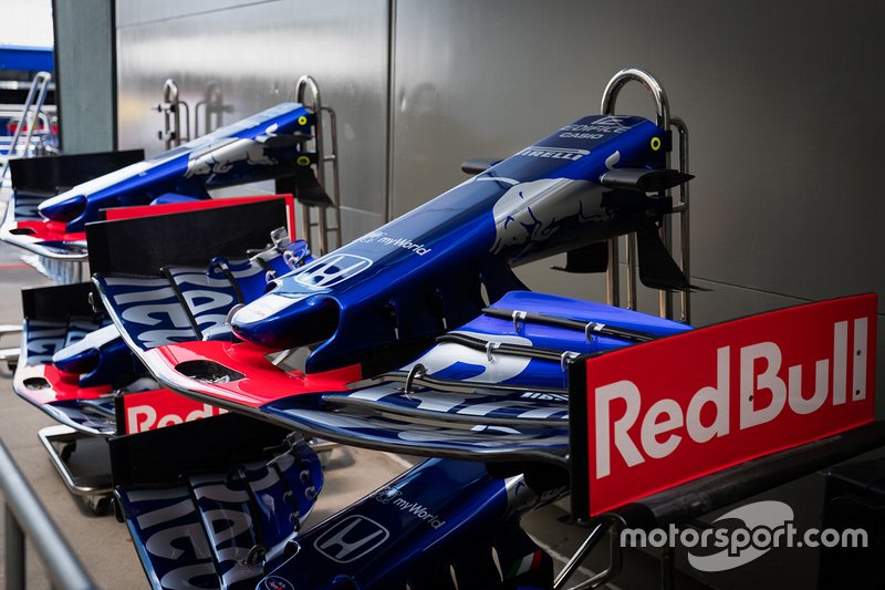 Scuderia Toro Rosso STR14, asa dianteira