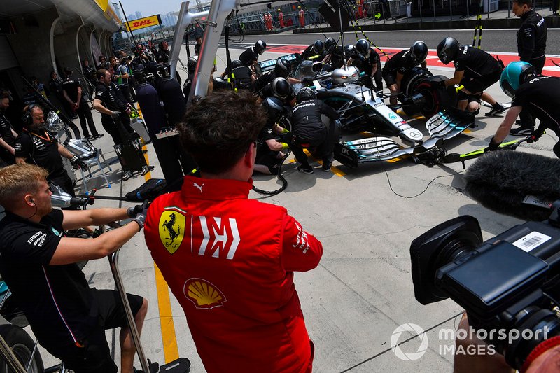 Mattia Binotto, Team Principal Ferrari, mira a Valtteri Bottas, Mercedes AMG W10