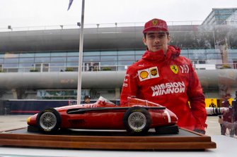 Charles Leclerc, Ferrari, observe un modèle miniature de la Maserati 250F