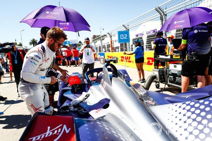 Sam Bird, Envision Virgin Racing, Se prepara para meterse en su Audi e-tron FE05.