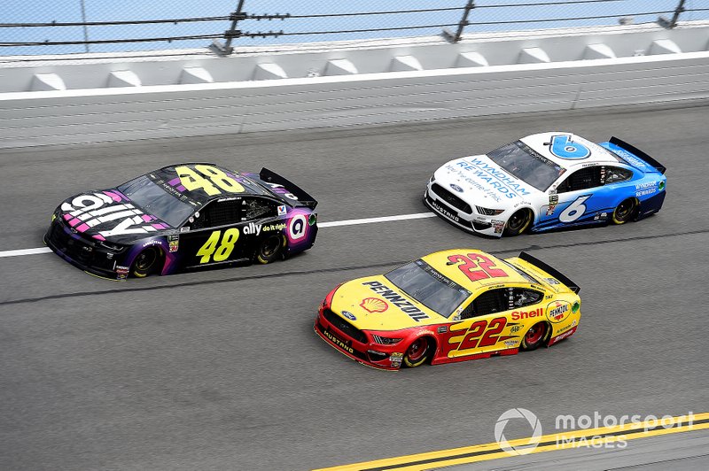 Ryan Newman, Roush Fenway Racing, Ford Mustang Wyndham Rewards, Joey Logano, Team Penske Ford, Jimmie Johnson, Hendrick Motorsports Chevrolet