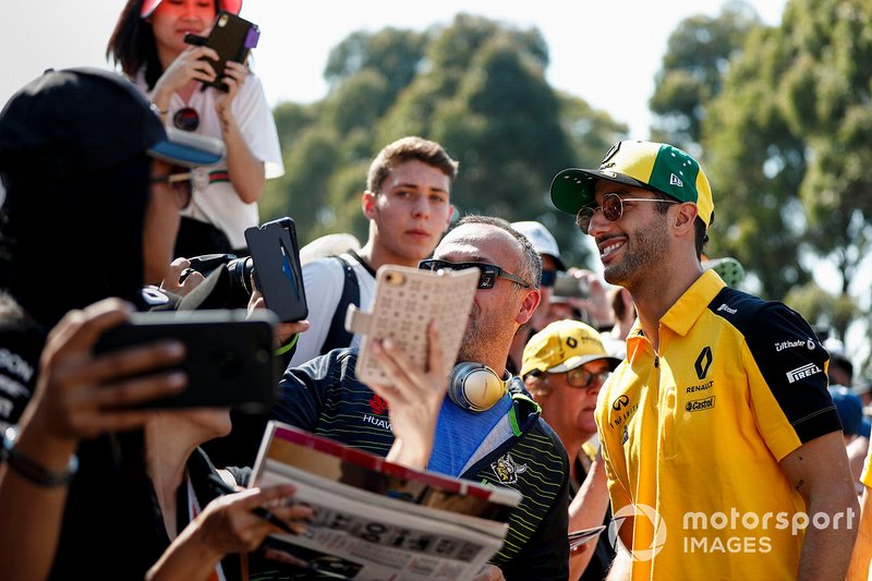 Daniel Ricciardo, Renault F1 Team con fans
