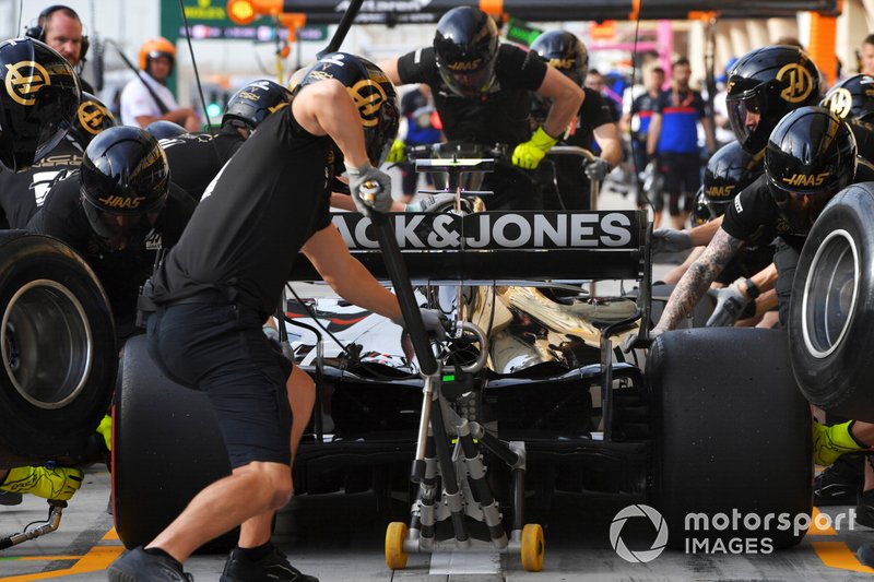 Кевин Магнуссен, Haas F1 Team VF-19, на пит-стопе