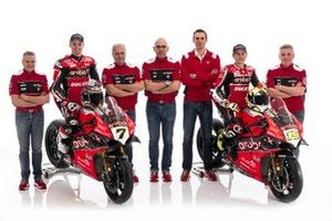 Chaz Davies, Aruba.it Racing-Ducati SBK Team, Alvaro Bautista, Aruba.it Racing-Ducati SBK Team con miembros del equipo.