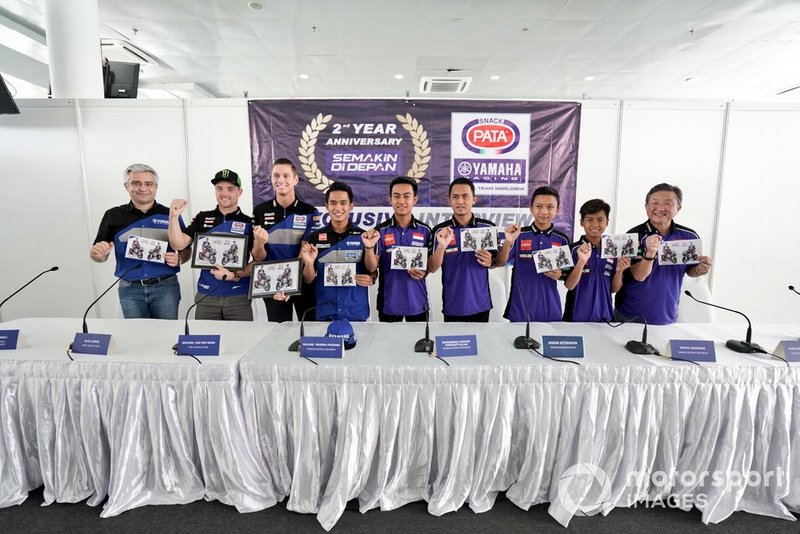 Andrea Dosoli, Yamaha Motor Europe Road Racing Manager, Alex Lowes, Michael van der Mark, Pata Yamaha WorldSBK Team, Galang Hendra, M Faerozi, Anggi Setiawan, Wahyu Nugroho, Aldi Satya Mahendra, Yamaha Racing Indonesia, Minoru Morimoto, President Director & CEO PT. Yamaha Indonesia Motor Mfg