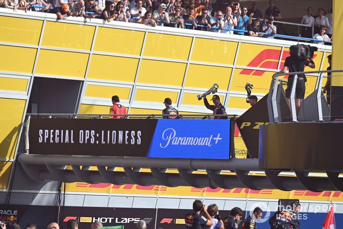 Carlos Sainz, Scuderia Ferrari, 3ª posición, Sergio Pérez, Red Bull Racing, 2ª posición, Max Verstappen, Red Bull Racing, 1ª posición, abandonan el podio.