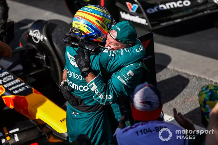 Fernando Alonso, Aston Martin F1 Team, 3ª posición, celebra con un compañero de equipo su llegada al Parc Ferme