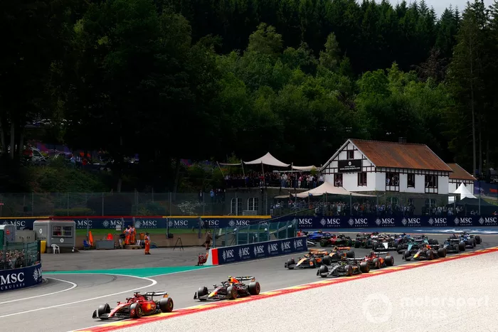Charles Leclerc, Ferrari SF-23, Sergio Pérez, Red Bull Racing RB19, Lewis Hamilton, Mercedes F1 W14, el resto de la parrilla en la salida.