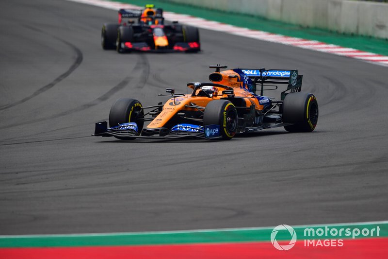 Carlos Sainz Jr., McLaren MCL34, Alexander Albon, Red Bull RB15