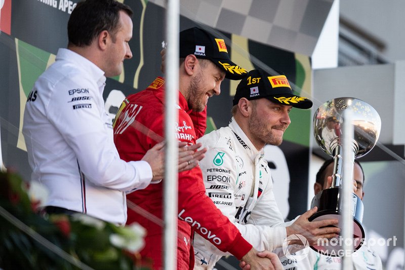 Eric Blandin, Capo dell'aerodinamica, Mercedes AMG, Sebastian Vettel, Ferrari, secondo classificato, Valtteri Bottas, Mercedes AMG F1, primo classificato, e Lewis Hamilton, Mercedes AMG F1, terzo classificato, sul podio