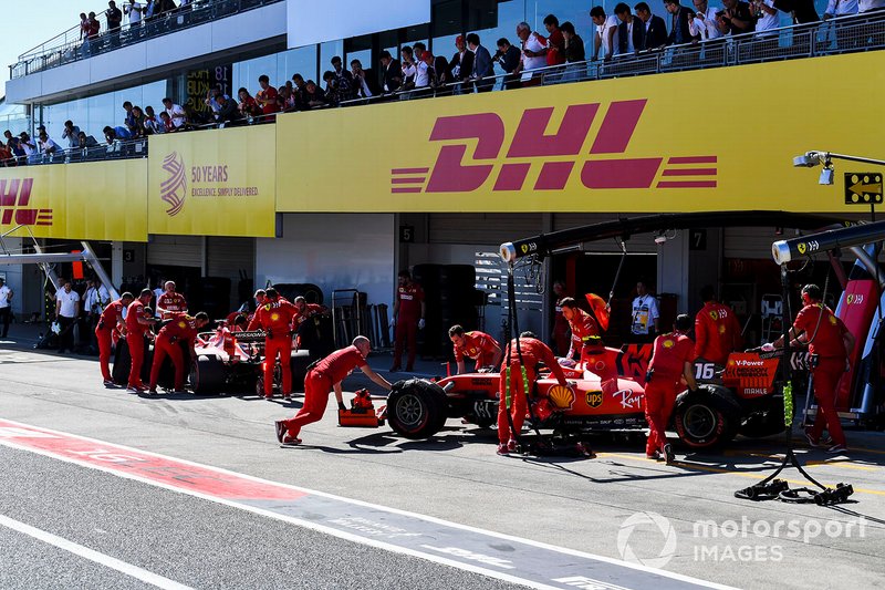 Charles Leclerc, Ferrari SF90, in pit lane con i meccanici