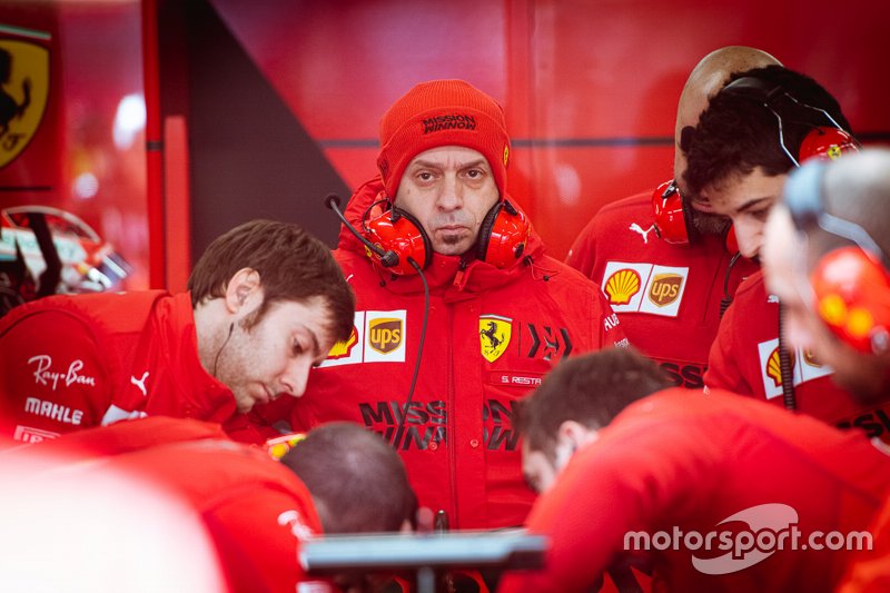 Симоне Реста в боксах Ferrari
