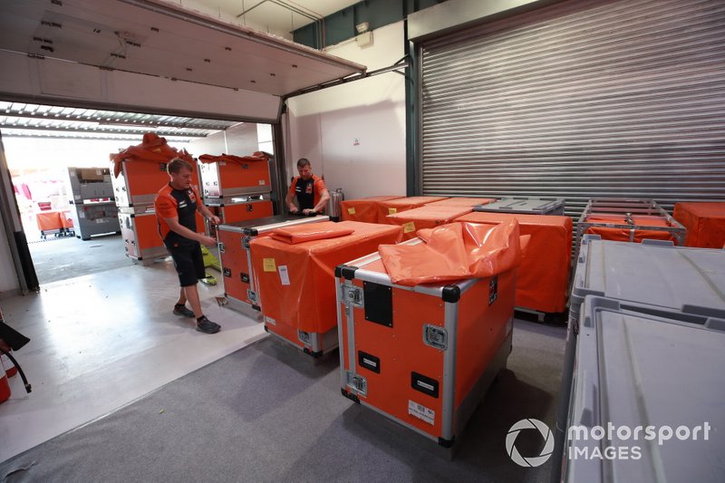 Los equipos de MotoGP empacando