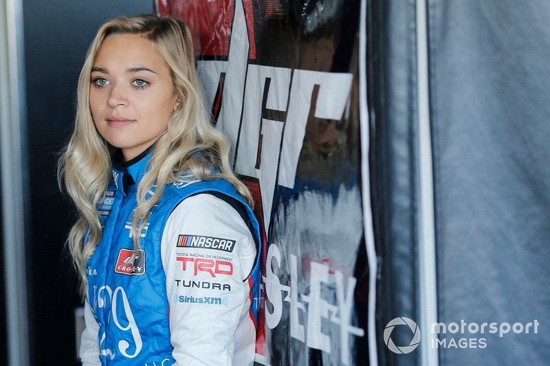Этап NASCAR в Финиксе. Гонщица Натали Декер, выступающая в серии NASCAR Truck, в боксах команды DGR-Crosley