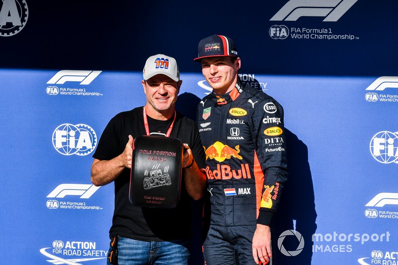 Le poleman Max Verstappen, Red Bull Racing, reçoit le trophée de la pole position des mains de Rubens Barrichello