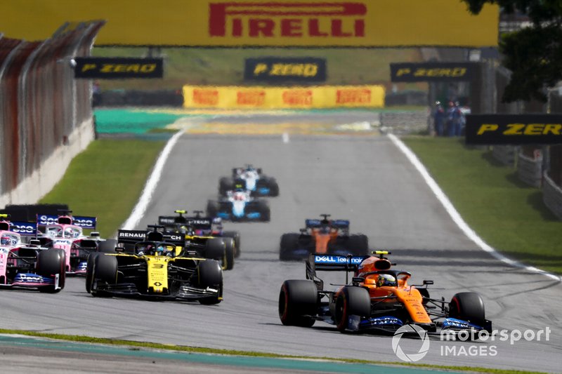 Lando Norris, McLaren MCL34, precede Daniel Ricciardo, Renault F1 Team R.S.19, Lance Stroll, Racing Point RP19, e Sergio Perez, Racing Point RP19