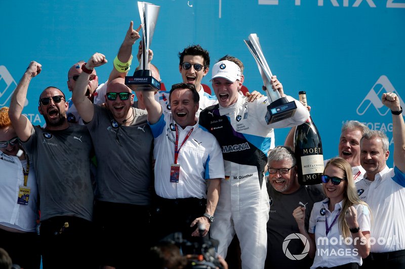 Roger Griffiths, Director del equipo, BMW i Andretti Motorsports, Maximilian Günther, BMW i Andretti Motorsports celebra la victoria con el equipo en el podio