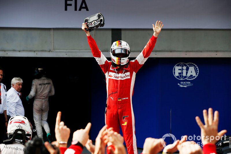 Il vincitore della gara Sebastian Vettel, Ferrari, al GP della Malesia del 2015