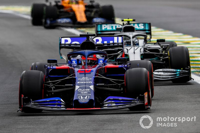 Daniil Kvyat, Toro Rosso STR14, devant Valtteri Bottas, Mercedes AMG W10
