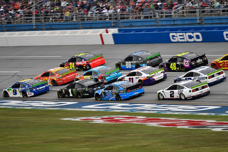 Chase Elliott, Hendrick Motorsports, Chevrolet Camaro NAPA Night Vision leads