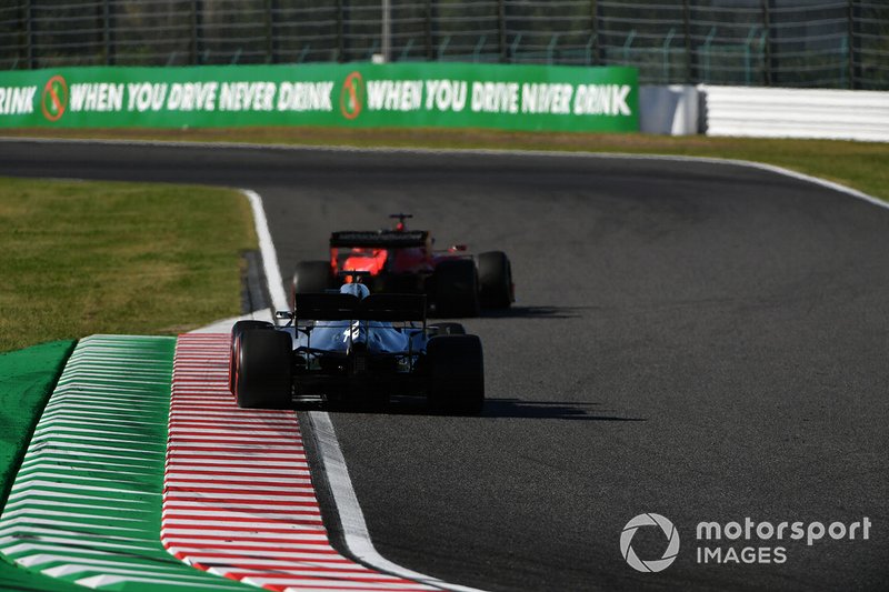 Sebastian Vettel, Ferrari SF90, precede Lewis Hamilton, Mercedes AMG F1 W10