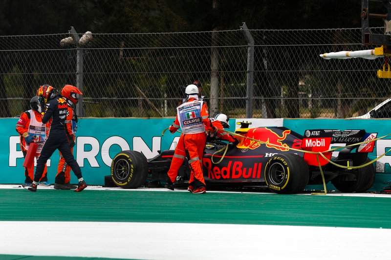 Alex Albon, Red Bull RB15 crashes in FP2