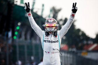 Il vincitore della gara Lewis Hamilton, Mercedes AMG F1, festeggia nel parco chiuso
