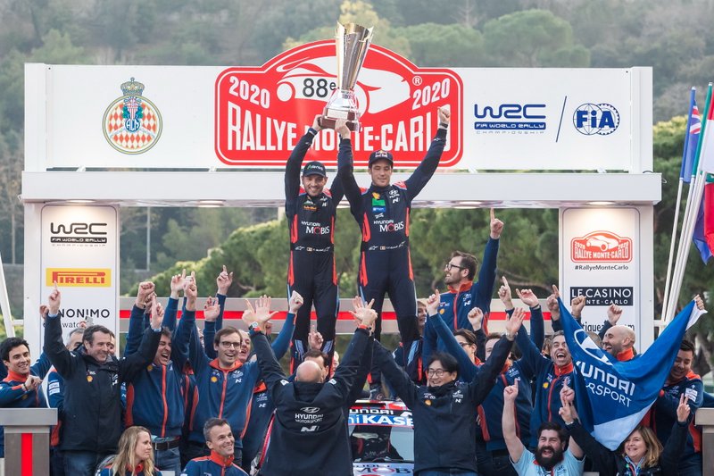 Thierry Neuville, Nicolas Gilsoul, Hyundai Motorsport Hyundai i20 Coupe WRC con el equipo