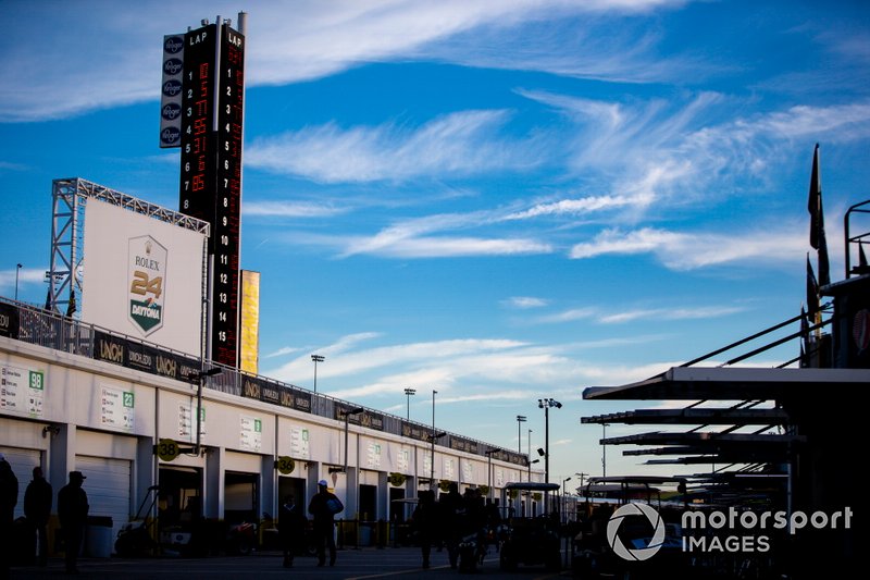 Sunrise, Scoring pylon, garage