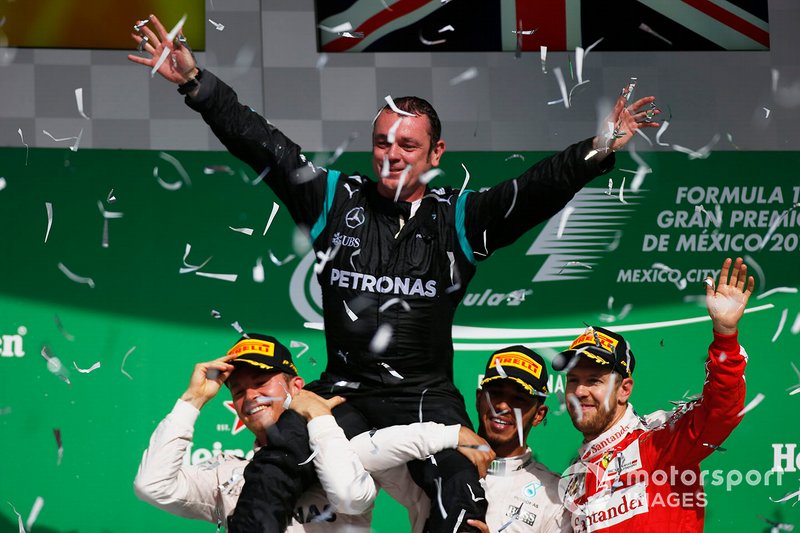 Tony Walton, Spares Co Ordinator, Mercedes AMG, sulle spalle di Lewis Hamilton, Mercedes AMG, primo classificato, e Nico Rosberg, Mercedes AMG, secondo classificato al GP del Messico del 2016