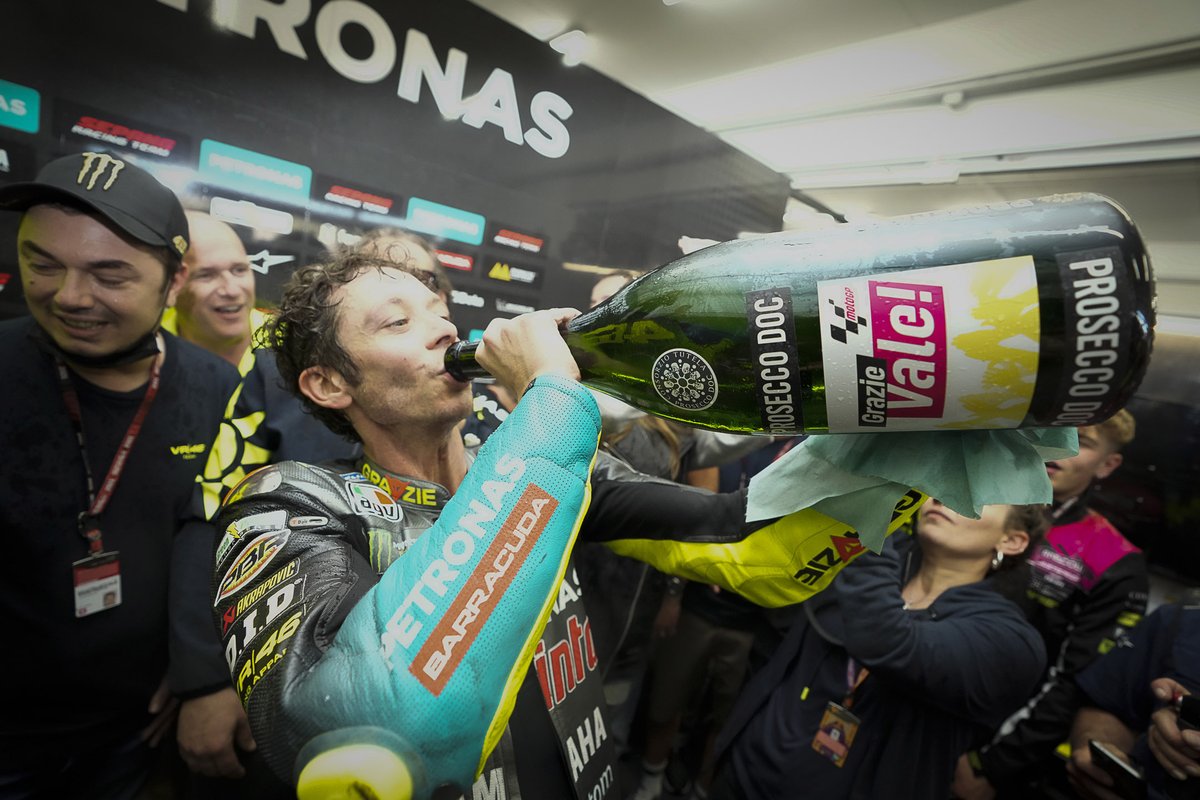 Valentino Rossi célébré par le team Petronas Yamaha SRT