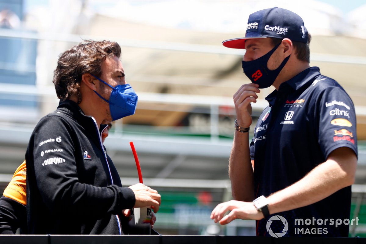 Fernando Alonso, Alpine F1, y Max Verstappen, Red Bull Racing