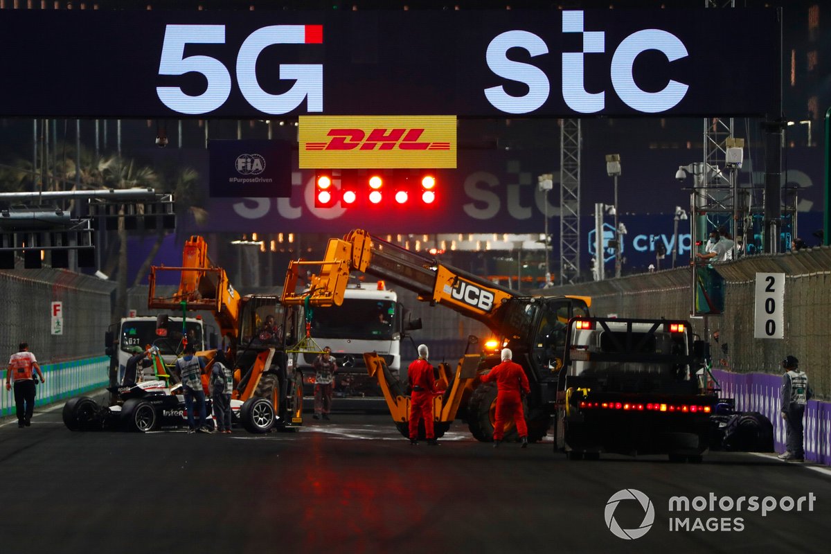 Los oficiales de pista trabajan para retirar los coches destrozados de Theo Pourchaire, ART Grand Prix y Enzo Fittipaldi, Charouz Racing System