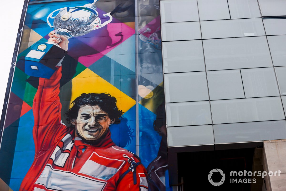 Obras de arte de Ayrton Senna en el edificio del paddock