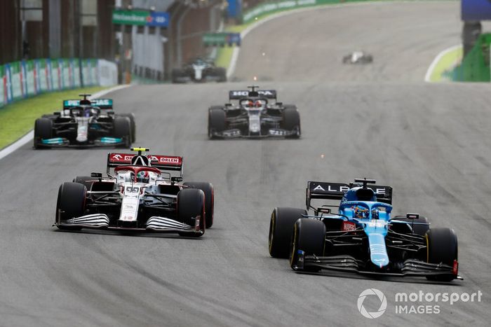 Fernando Alonso, Alpine A521, Antonio Giovinazzi, Alfa Romeo Racing C41, Yuki Tsunoda, AlphaTauri AT02, y Lewis Hamilton, Mercedes W12.