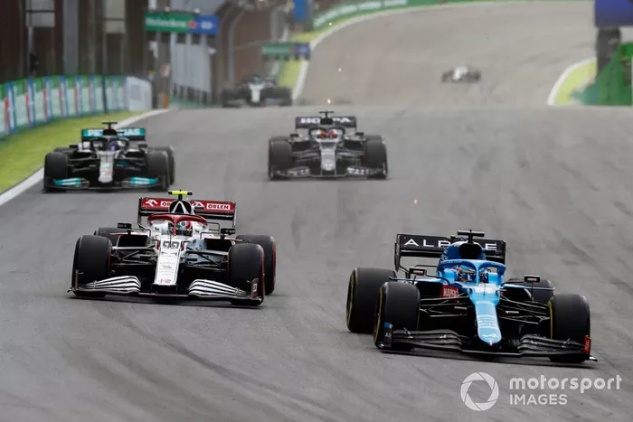 Fernando Alonso, Alpine A521, Antonio Giovinazzi, Alfa Romeo Racing C41, Yuki Tsunoda, AlphaTauri AT02, y Lewis Hamilton, Mercedes W12.