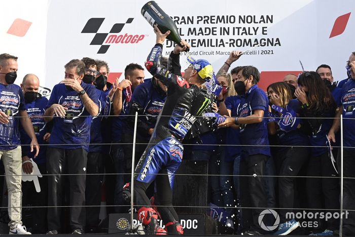 El campeón del mundo Fabio Quartararo, Yamaha Factory Racing, celebra con su equipo