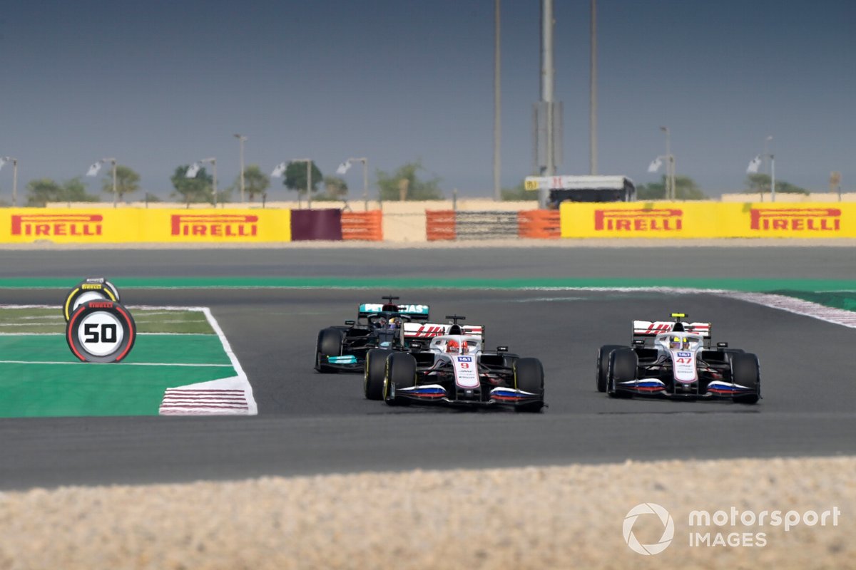 Nikita Mazepin, Haas VF-21, Mick Schumacher, Haas VF-21, y Lewis Hamilton, Mercedes W12