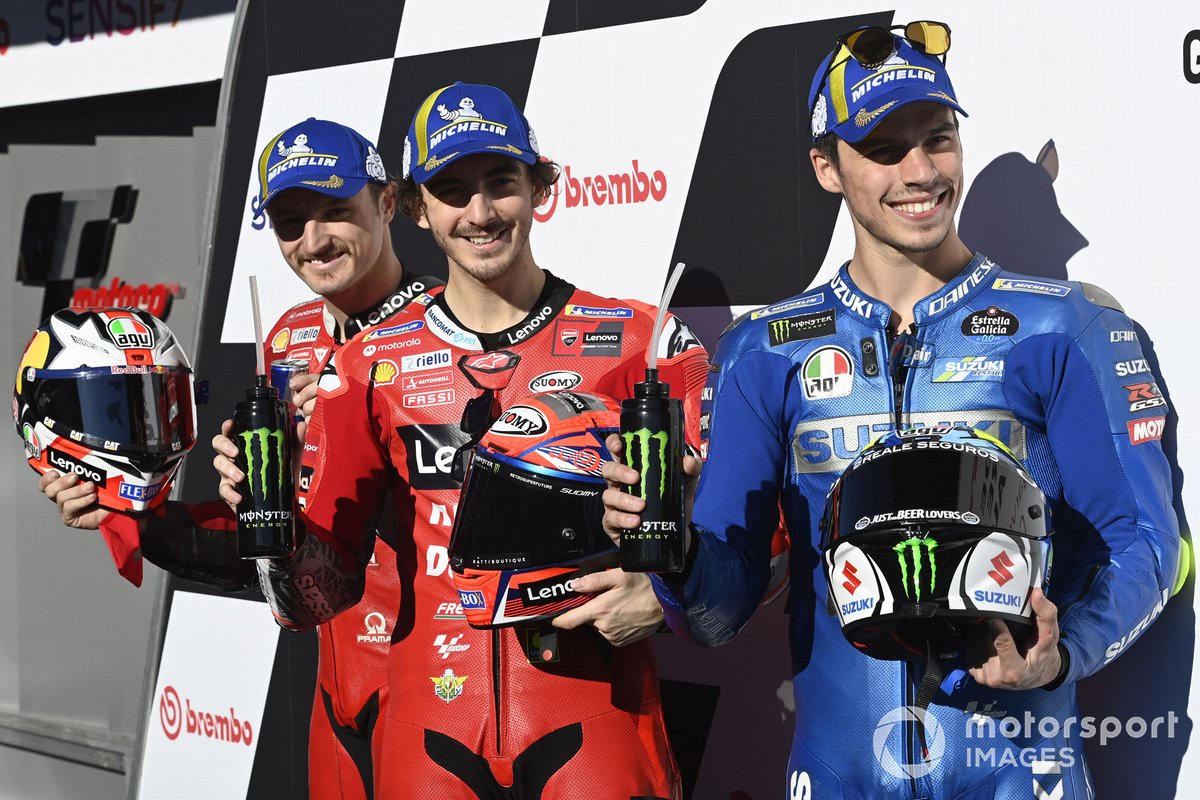 Los tres primeros de la calificación: ganador de la pole Francesco Bagnaia, Ducati Team, segundo Jack Miller, Ducati Team, tercero Joan Mir, Team Suzuki MotoGP