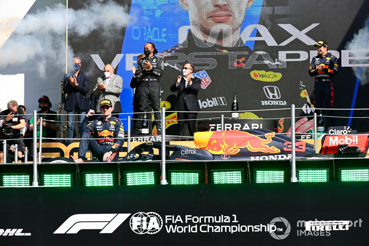 Podio: segundo lugar Lewis Hamilton, Mercedes, ganador Max Verstappen, Red Bull Racing, tercer lugar Sergio Pérez, Red Bull Racing