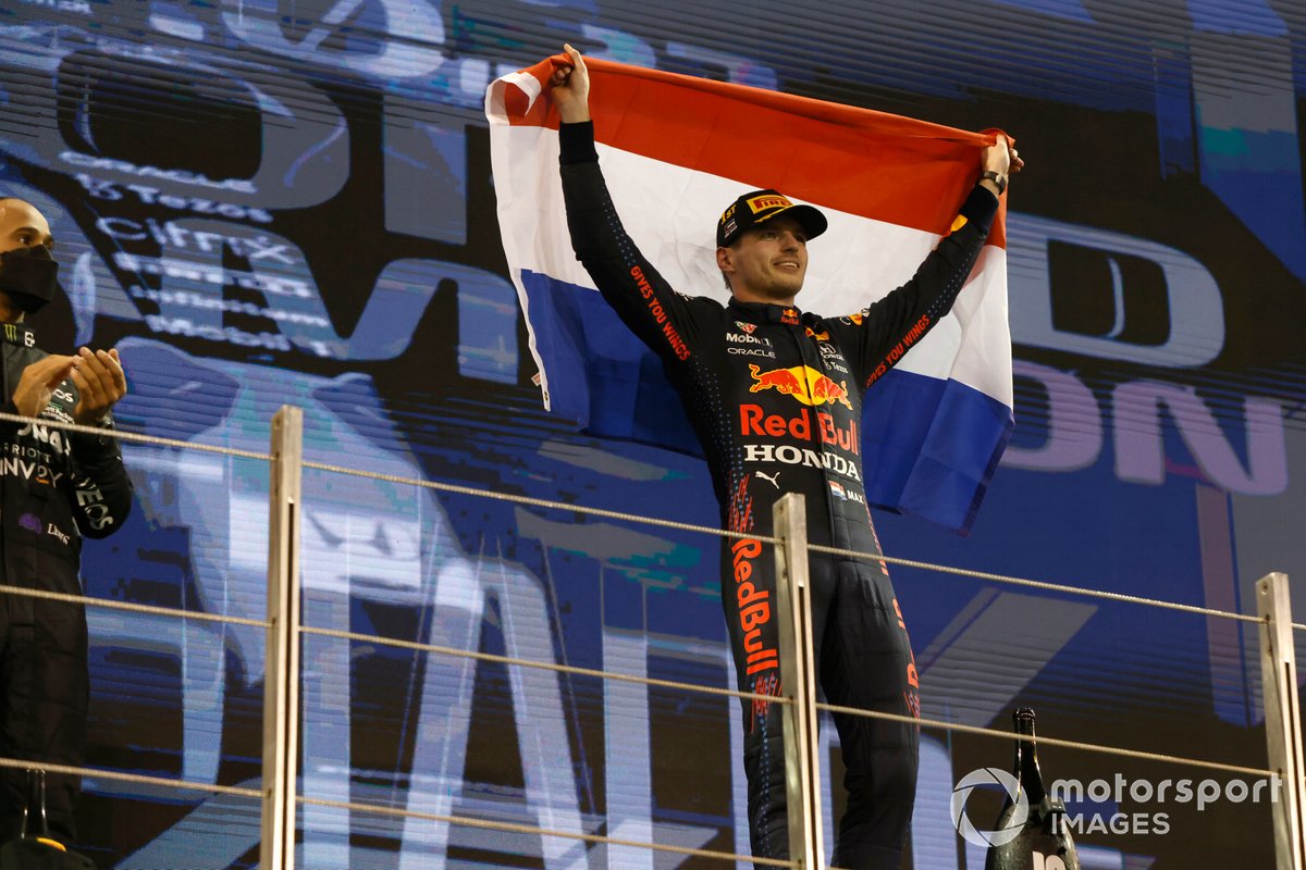 Max Verstappen, Red Bull Racing, 1a posizione, festeggia sul podio con una bandiera olandese