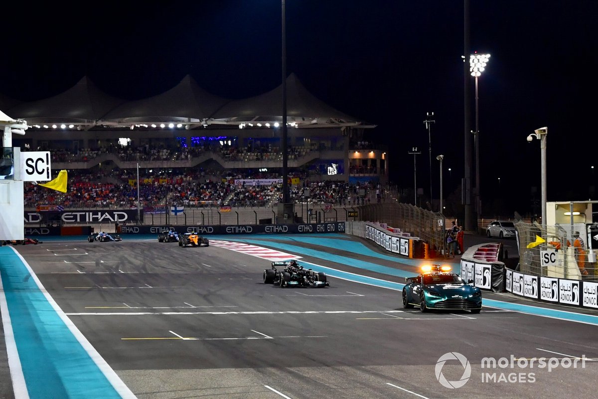 El Safety Car al frente de Lewis Hamilton, Mercedes W12, Lando Norris, McLaren MCL35M