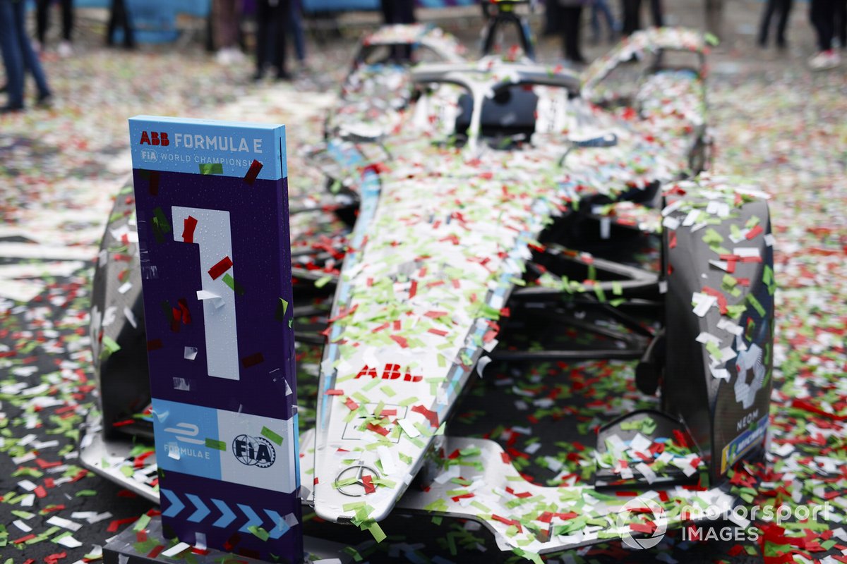 El coche de Stoffel Vandoorne, Mercedes-Benz EQ EQ Silver Arrow 02 cubierto de confeti