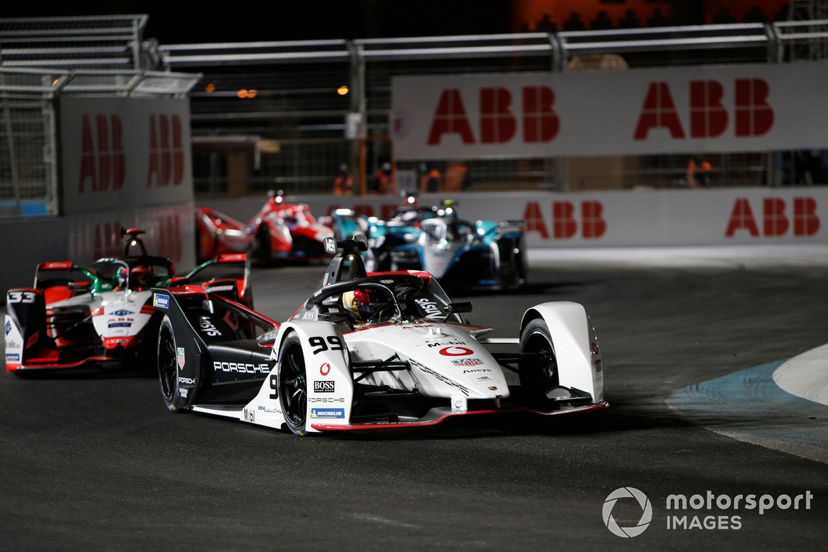 Porsche 99X Electric geberan pembalap Tim TAG Heuer Porsche, Pascal Wehrlein, memimpin atas Rene Rast, pembalap Tim Audi Sport ABT Schaeffler yang mengandalkan Audi e-tron FE07.