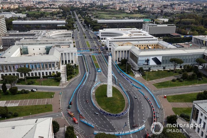 Los coches alrededor del Obelisco de Marconi