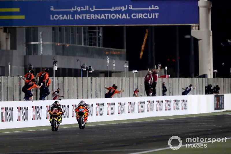 Ganador Sam Lowes, Marc VDS Racing Team cruza la meta