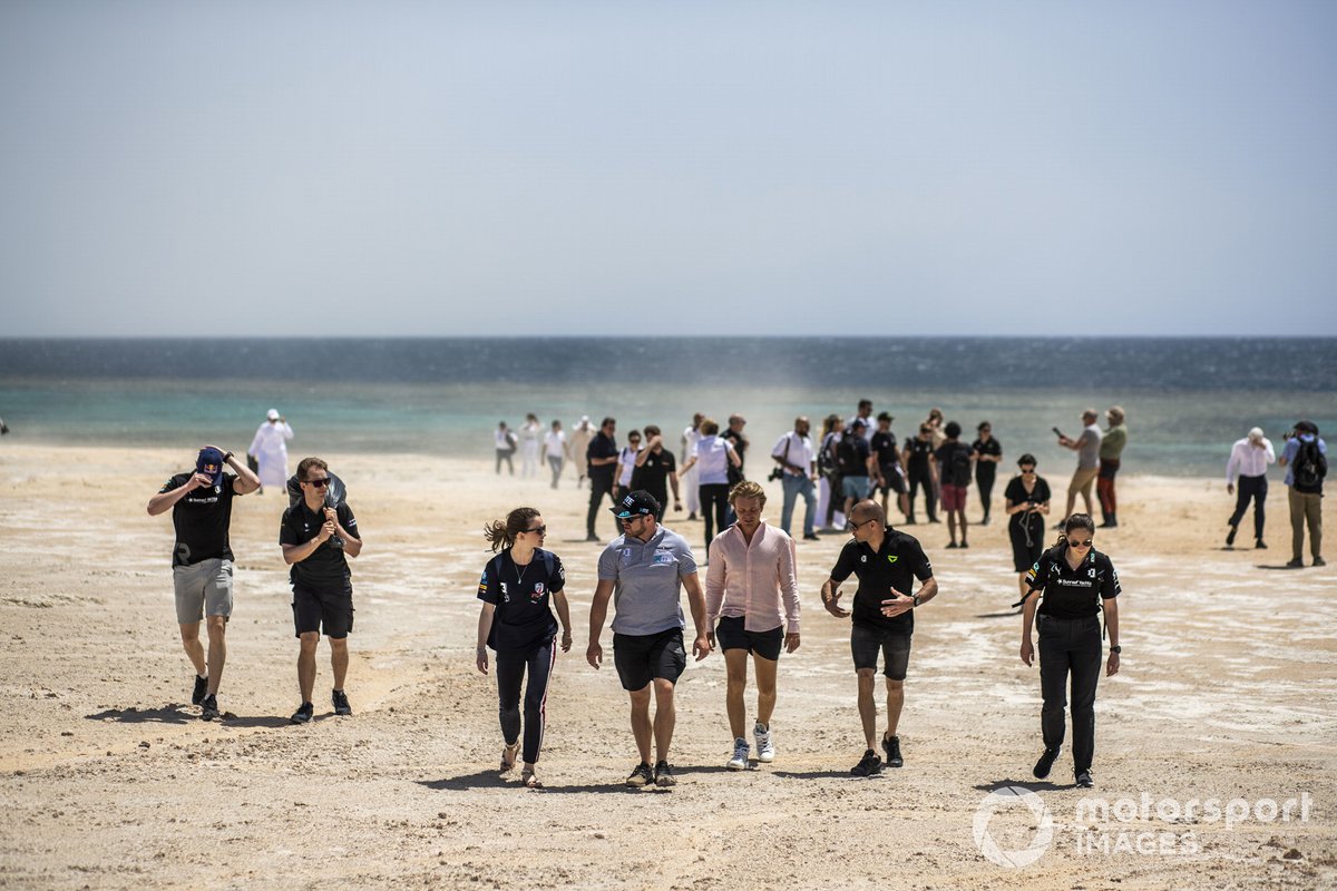 Catie Munnings, Andretti United Extreme E, Oliver Bennett, Hispano Suiza Xite Energy Team, Nico Rosberg, fundador y CEO de Rosberg X Racing, Stephane Sarrazin, Veloce Racing, y Molly Taylor, Rosberg X Racing, en la limpieza de la playa
